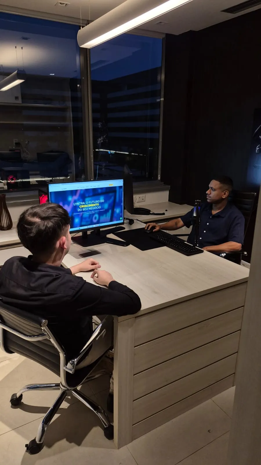 Equipe Lyntra trabalhando em projeto no escritório